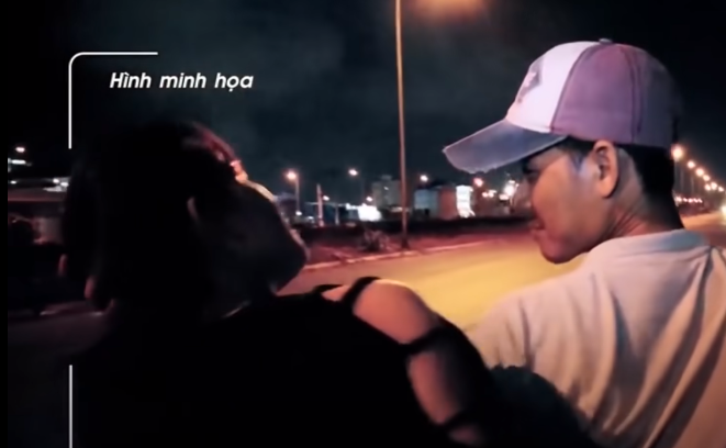 Trên đường đi về nhà khi tới cách quán Bìa Võ tầm 100 mét. Thấy nhóm đối tượng Sơn đang đứng ngay đó. Nghĩ rằng nhóm Sơn muốn gây sự Lê liền xuống xe cầm viên gạch ống 4 lỗ đi bộ đến. Khi còn cách Sơn khoảng 3, 4 m. Lê cầm cục gạch ở tay trái ném về hướng Sơn và My. Do My ngồi phía sau và không đội mũ bảo hiểm viên gạch ném trúng đầu My dẫn đến nạn nhân tử vong. Lê lên xe của Triệu chạy về hướng Phú Hài. Sau khi thực hiện xong hành vi, hai đối tượng trở về nhà cho đến khi bị triệu tập và bắt giữ.