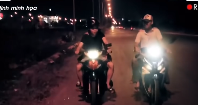 Lúc này Lê Thanh Sơn chở nạn nhân Võ Thị Hà My chạy phía sau. Thấy xe Triệu, Lê chạy tốc độ cao nên Sơn đuổi theo hỏi 2 đối tượng có cần giúp gì không. Do nghĩ bị cướp 2 đối tượng trả lời không bị cướp gì. Hai xe cứ chạy song song với nhau, do đang chở bạn gái tìm cách ra oai. Sơn nói với Triệu và Lê mình là cảnh sát hình sự để tôi giúp đỡ.