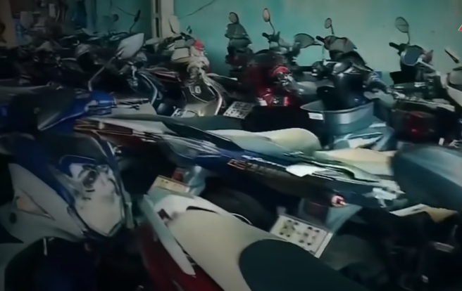 Đặc biệt, một mũi trính sát nhận nhiệm vụ xác minh kiểm tra tất cả các xe máy có đặc điểm giống như lời khai của nhân chứng trên địa bàn. Để từ đó lần ra dấu vết của hung thủ. Đồng thời cũng chú ý rà soát dọc tuyến khu vực hiện trường vụ án để nắm tình hình phát hiện đối tượng nghi vấn.