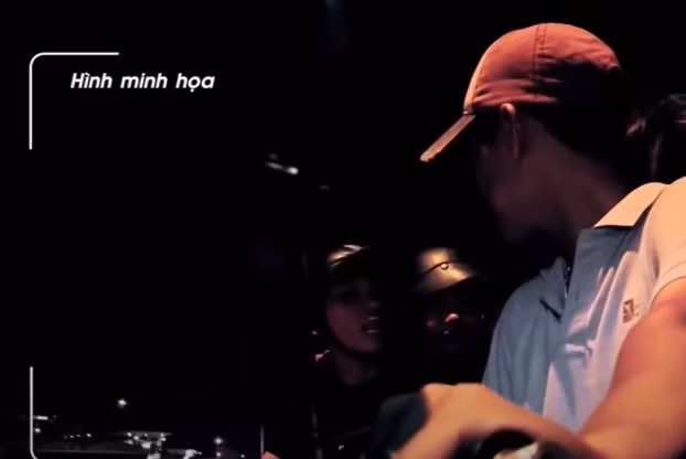 Đối tượng nghe nói không cần gì. Chưa dừng tại đó Sơn nói: Tôi là cảnh sát hình sự bây giờ kiểm tra giấy tờ 2 anh. Triệu yêu cầu Sơn cho kiểm tra giấy tờ Sơn liền cho xe mình ép xe của Triệu vào đầu cầu rồi phóng vọt đi đến quán Bìa Võ thì dừng lại. Triệu và Lê phát hiện Sơn không phải là cảnh sát thật nên cho rằng Sơn muốn cướp giật hay kiếm chuyện.