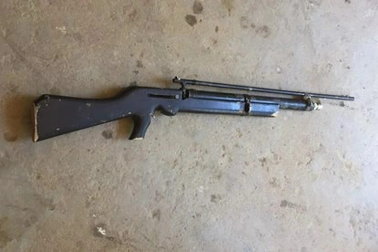  Người đàn ông tử vong khi lau chùi súng tự chế: Ngày 16/5, Công an xã An Thịnh, huyện Văn Yên, tỉnh Yên Bái cho biết trên địa bàn vừa xảy ra vụ anh Trương Văn A. (30 tuổi) mang khẩu súng tự chế của mình ra lau chùi thì bất ngờ súng bị "cướp cò" dẫn đến đạn bắn vào mắt. Mặc dù được người nhà đưa đi cấp cứu nhưng do thương tích quá nặng nên anh A. đã tử vong. (Ảnh minh họa)