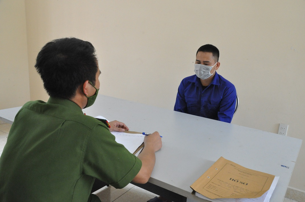  Mang bán tê tê vàng, trai làng bị bắt giam: Mặc dù biết tê tê là loài động vật hoang dã quý hiếm cần được bảo vệ nghiêm ngặt, tuy nhiên vì hám lời, Nông Văn Cả (SN 1994, ở Yên Bái) vẫn mang cá thể tê tê đem bán kiếm lời thì bị Công an phát hiện, bắt giữ tại huyện Thanh Miện, tỉnh Hải Dương. Ngày 16/5, Công an huyện Thanh Miện cho biết đã khởi tố, bắt tạm giam Cả. 