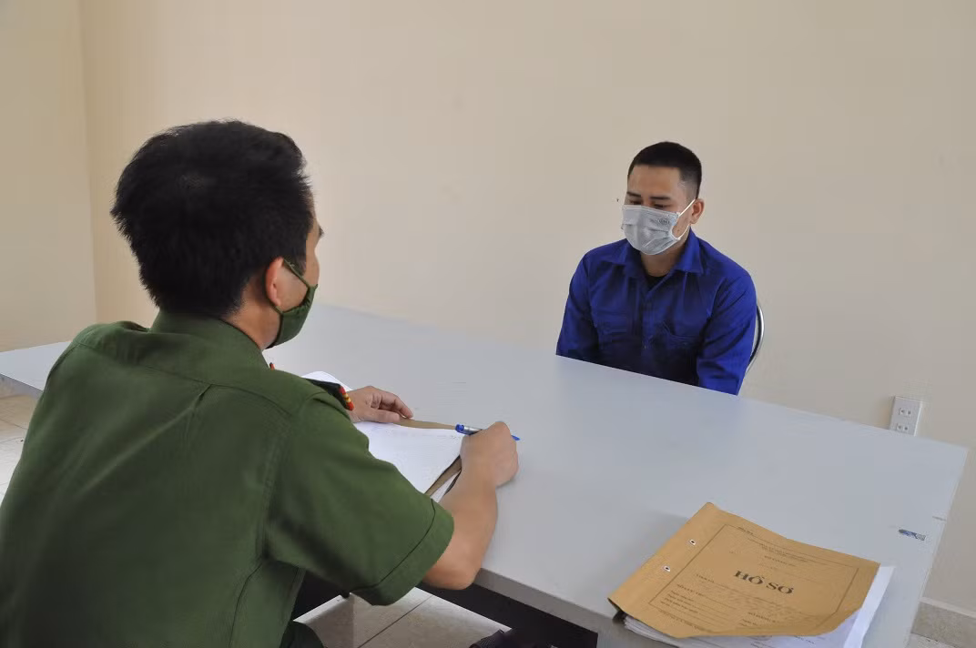  Mang bán tê tê vàng, trai làng bị bắt giam: Mặc dù biết tê tê là loài động vật hoang dã quý hiếm cần được bảo vệ nghiêm ngặt, tuy nhiên vì hám lời, Nông Văn Cả (SN 1994, ở Yên Bái) vẫn mang cá thể tê tê đem bán kiếm lời thì bị Công an phát hiện, bắt giữ tại huyện Thanh Miện, tỉnh Hải Dương. Ngày 16/5, Công an huyện Thanh Miện cho biết đã khởi tố, bắt tạm giam Cả. 