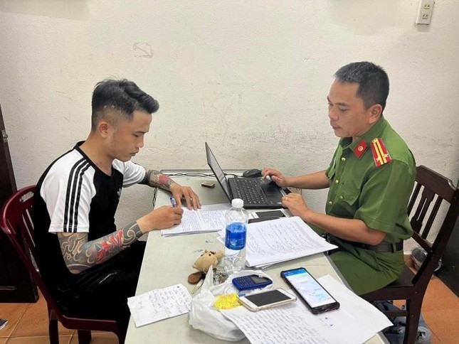  Bắt đối tượng cho vay tiền với lãi suất 'cắt cổ' 365%/năm: Đến Huế tìm việc làm, Lê Thiên Vũ (26 tuổi, ở Thanh Hóa) phát hiện nhiều người cần vay tiền mà không thế chấp nên tổ chức cho nhiều 'khách hàng' chủ yếu sinh sống ở vùng nông thôn vay nặng lãi với lãi suất 'cắt cổ' lên đến 365%/năm. Ngày 16/5, Công an TP Huế cho biết đang tạm giữ Vũ để điều tra, làm rõ.