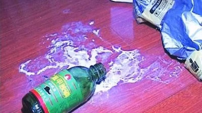  Chồng dùng dao sát hại vợ rồi uống thuốc sâu tự tử: Trần Phước Lộc (SN 1983, ngụ quận Cái Răng, TP Cần Thơ) nghi ngờ vợ là chị N.T.N.B. (SN 1987) có người đàn ông khác nên ghen tuông. Trong quá trình cự cãi Lộc ra tay sát hại vợ rồi uống thuốc sâu tự tử nhưng không chết. Ngày 16/5, Công an TP Cần Thơ cho biết đã khởi tố, bắt tạm giam Lộc. (Ảnh minh họa) 