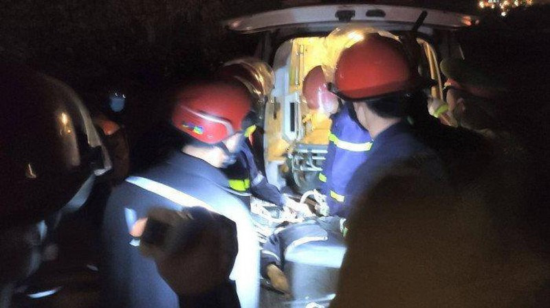  Rơi xuống vách núi, nam thanh niên tử vong: Đêm 16/5, Công an tỉnh Thanh Hóa nhận được tin báo về việc anh H.S.T. (SN 1989, ở Nghệ An) điều khiển xe máy bị văng, rơi xuống vách núi. Vị trí anh T. rơi xuống sâu khoảng 15m so với mặt đường giao thông, tại tuyến đường ven biển đi Nghệ An đoạn qua xã Hải Hà, thị xã Nghi Sơn. Sau gần 30 phút cứu nạn, đội đã đưa được thi thể nạn nhân lên.