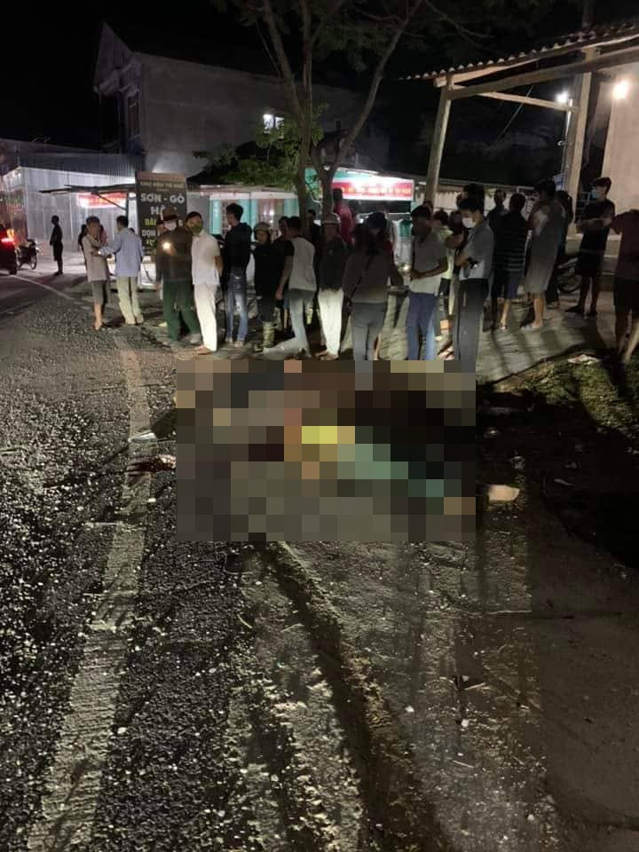 Khi đi đến đoạn đường trên bất ngờ va chạm với xe máy đi ngược chiều mang BKS 21B1- 096.75, trên xe có 2 người là N.X.K. (SN 1985) và H.V.C. (SN 1990, cùng trú tại thôn Khe Đắc, xã Cát Thịnh, huyện Văn chấn, tỉnh Yên Bái).