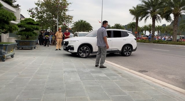 Chiếc SUV màu trắng hiệu Vinfast Lux SA 2.0 rời khỏi cổng căn biệt thự của ông Phạm Hồng Hà. 