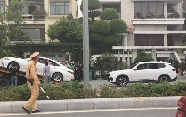 Những chiếc xe của gia đình ông Hà nối đuôi nhau di chuyển lên xe nâng để đưa đi phục vụ công tác điều tra.