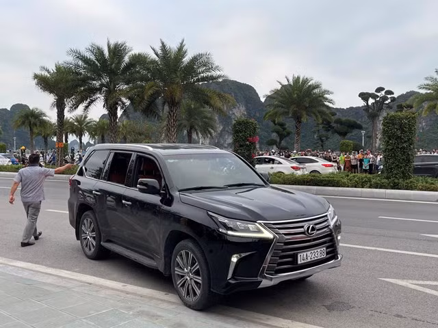 Được biết, nguyên Chủ tịch UBND TP Hạ Long Phạm Hồng Hà bị bắt là do có liên quan trong vụ án Lừa đảo chiếm đoạt tài sản và Lợi dụng chức vụ quyền hạn trong khi thi hành công vụ, xảy ra tại Công ty cổ phần quản lý đường sông số 3 và Ban Quản lý Vịnh Hạ Long. (Cận cảnh chiếc SUV màu đen nhãn hiệu Lexus LX570) 