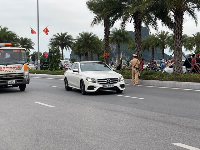 Trong dàn xe sang bị đưa đi của ông Phạm Hồng Hà còn có 1 chiếc Mercedes E 300 màu trắng… Nhiều người đánh giá dàn xe này đều sở hữu “biển số đẹp”. 