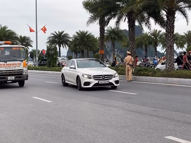 Trong dàn xe sang bị đưa đi của ông Phạm Hồng Hà còn có 1 chiếc Mercedes E 300 màu trắng… Nhiều người đánh giá dàn xe này đều sở hữu “biển số đẹp”. 