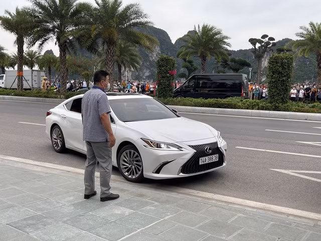 Xe Lexus ES 300 màu trắng lăn bánh lên xe nâng của lực lượng chức năng để đem đi điều tra. 