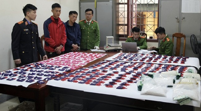 Nghệ An: Mật phục bắt 02 đối tượng “cõng” hơn 11kg ma túy Nghe An: Mat phuc bat 02 doi tuong “cong” hon 11kg ma tuy