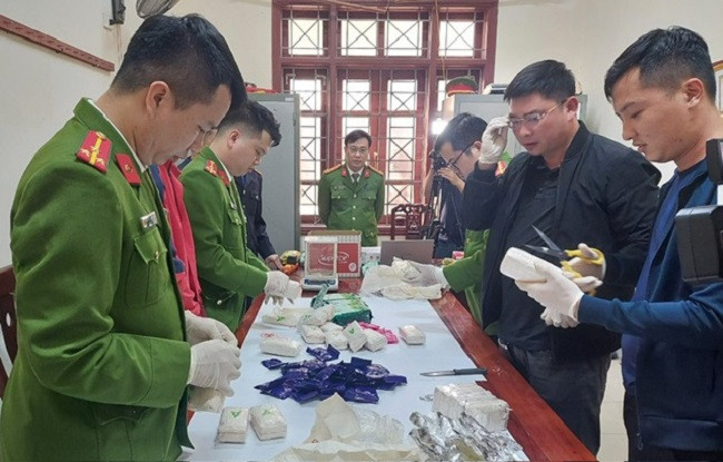 Nghệ An: Mật phục bắt 02 đối tượng “cõng” hơn 11kg ma túy - Hình 3 Nghe An: Mat phuc bat 02 doi tuong “cong” hon 11kg ma tuy-Hinh-3