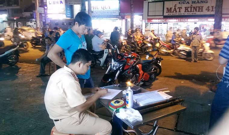 Những người chứng kiến cho biết, nạn nhân đang chạy xe máy trên đường Ngô Gia Tự và khi đến nút giao vòng xoay ngã sáu người này rẽ phải để về đường Nguyễn Tri Phương thì bất ngờ bị chiếc xe mô tô phân khối lớn (không biển số) do một thanh niên điều khiển lưu thông cùng chiều với tốc độ cao từ phía sau lao tới tông trực diện. Nạn nhân bị chấn thương khá nặng đã được người dân đưa vào bệnh viện cấp cứu. Công an quận 10 ngay sau đó đã có mặt giải quyết.