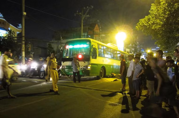 Khi đến chân cầu Sơn (thuộc phường 24, quận Bình Thạnh), người đàn ông này bất ngờ va chạm với một xe máy cùng chiều rồi ngã xuống đường. Cùng lúc, xe buýt mang mã số 8 (lộ trình Bến xe Quận 8 – ĐH Quốc gia) chạy song song cùng chiều chạy tới, tài xế không kịp xử lý đã cán qua người đàn ông khiến nạn nhân chết tại chỗ. 