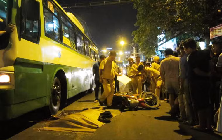 Tổ xử lý tai nạn công an quận Bình Thạnh đang điều tra, xử lý vụ tai nạn.