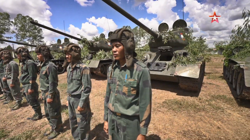Tuy nhiên, số lượng xe tăng T-54/55 của Lào chỉ vào khoảng 10 chiếc trong khi đó số lượng những chiếc T-34/85 cũng không hề kém cạnh. Theo nhiều báo cáo số T-34/85 của Lào hiện tại chỉ khoảng 10 chiếc, nhưng trong phóng sự của Zvezda con số này có thể hơn thế. Nguồn ảnh: Zvezda.