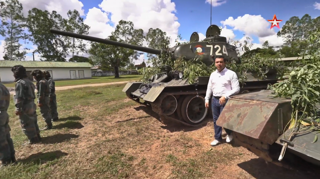 Theo như trong phóng sự của kênh Zvezda thực hiện tại Lào trong thời gian gần đây đã cho thấy Quân đội Nhân dân Lào (LPAF) vẫn còn đang duy trì trong biên chế trên dưới 10 chiếc xe tăng T-34/85 do Liên Xô sản xuất trong những năm 1940 của thế kỷ trước, và càng ngạc nhiên hơn khi số xe tăng này vẫn hoạt động trơn tru sau hơn 70 năm. Nguồn ảnh: Zvezda.