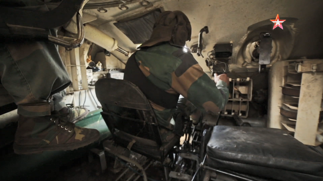 Một góc ảnh khác của vị trí của lái xe trên T-34/85 của Lào, ngay bên cạnh lái xe là vị trí xạ thủ súng máy Degtyaryov 7.62mm. Kíp chiến đấu trên một chiếc T-34/85 gồm 5 binh sĩ với một trưởng xe, một lái xe, hai xạ thủ súng máy và một pháo thủ. Nguồn ảnh: Zvezda.