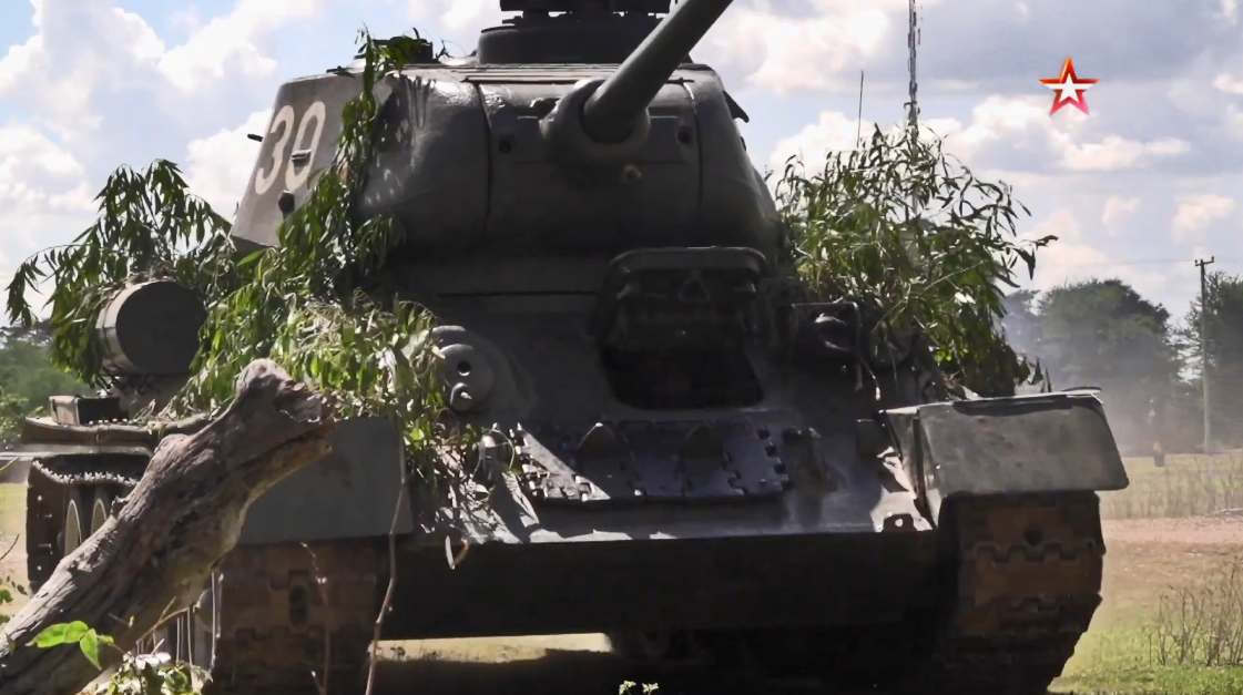 Ở thời điểm hiện tại T-34/85 đã gần như không còn năng lực tác chiến trong môi trường chiến tranh hiện đại, do đó trong quân đội nhiều nước trên thế giới dòng xe tăng này chỉ còn đóng vai trò như hiện vật trưng bày hoặc được sử dụng nhiệm vụ huấn luyện. Ngoài ra T-34/85 cũng được giới sưu tập vũ khí thế giới săn đón. Nguồn ảnh: Zvezda.