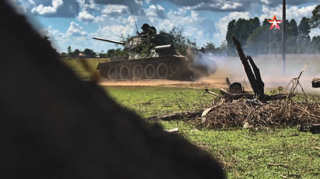 Trong phóng sự này của Zvezda, truyền thông Nga đã giới thiệu một cách cơ bản về các Lực lượng vũ trang Lào sau 43 năm hình thành và phát triển, trong đó có lực lượng tăng thiết giáp. Về cơ bản, Quân đội Nhân dân Lào có lực lượng tăng thiết giáp khá khiêm tốn vào khoảng 55 đơn vị trong đó đóng vai trò chủ lực là các xe tăng T-54/55. Nguồn ảnh: Zvezda.