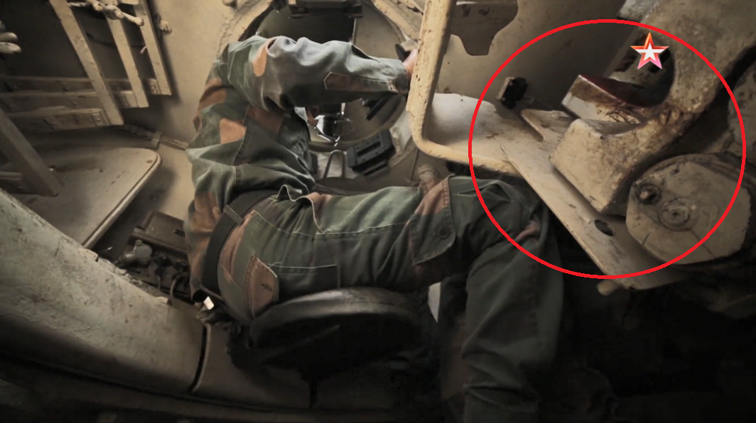 Còn đây là vị trí của trưởng xe ngay phía dưới là pháo thủ bên và bên cạnh bệ khóa của pháo chính 85mm trên T-34/85 vốn có nguồn gốc từ mẫu pháo phòng không M1939 (52-K) cũng 85mm do Liên Xô phát triển vào đầu những năm 1940. Nguồn ảnh: Zvezda.