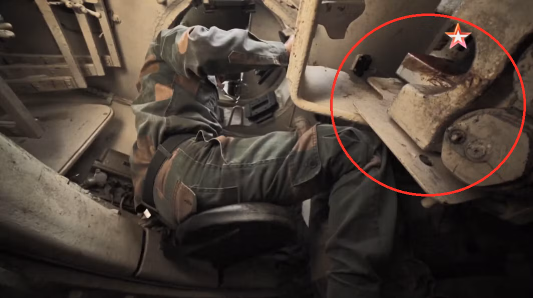 Còn đây là vị trí của trưởng xe ngay phía dưới là pháo thủ bên và bên cạnh bệ khóa của pháo chính 85mm trên T-34/85 vốn có nguồn gốc từ mẫu pháo phòng không M1939 (52-K) cũng 85mm do Liên Xô phát triển vào đầu những năm 1940. Nguồn ảnh: Zvezda.