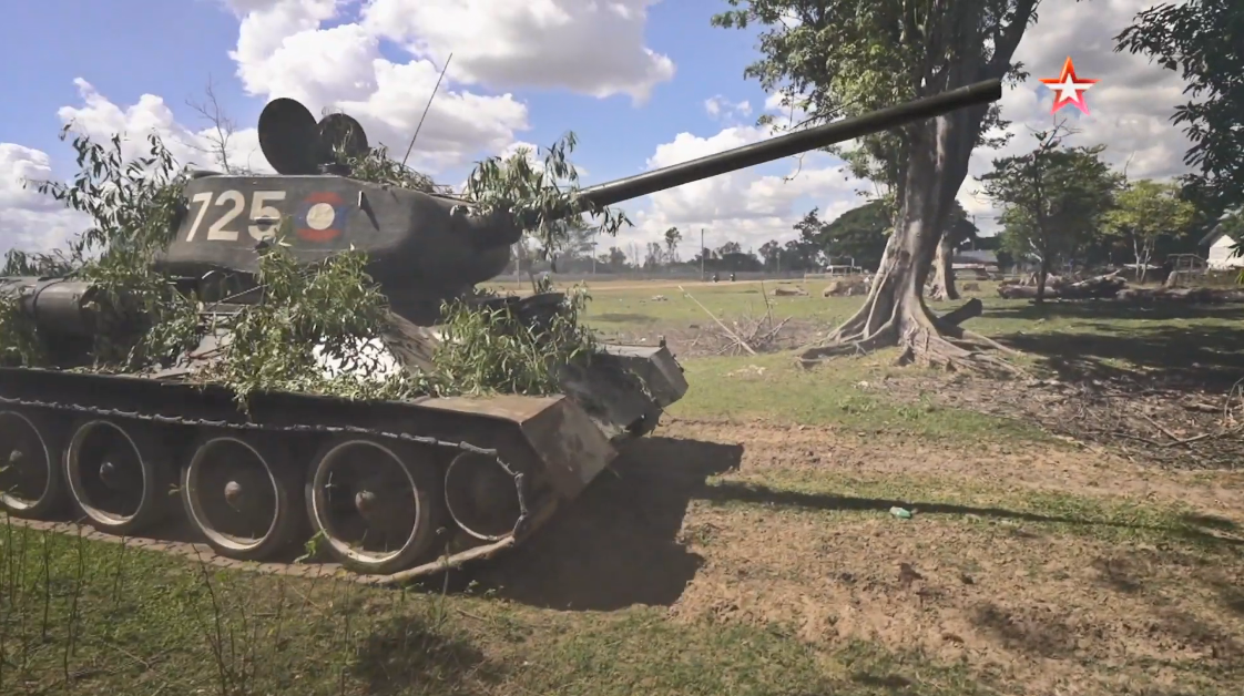 Và trong tương lai gần nhiều khả năng T-34/85 của Lào sẽ sớm được nghỉ hưu sau gần 50 năm phục vụ không ngưng nghỉ và điều này là cần thiết để Lào có thể thực hiện chương trình hiện đại hóa quân đội của mình sau nhiều năm đình trệ. Nguồn ảnh: Zvezda.