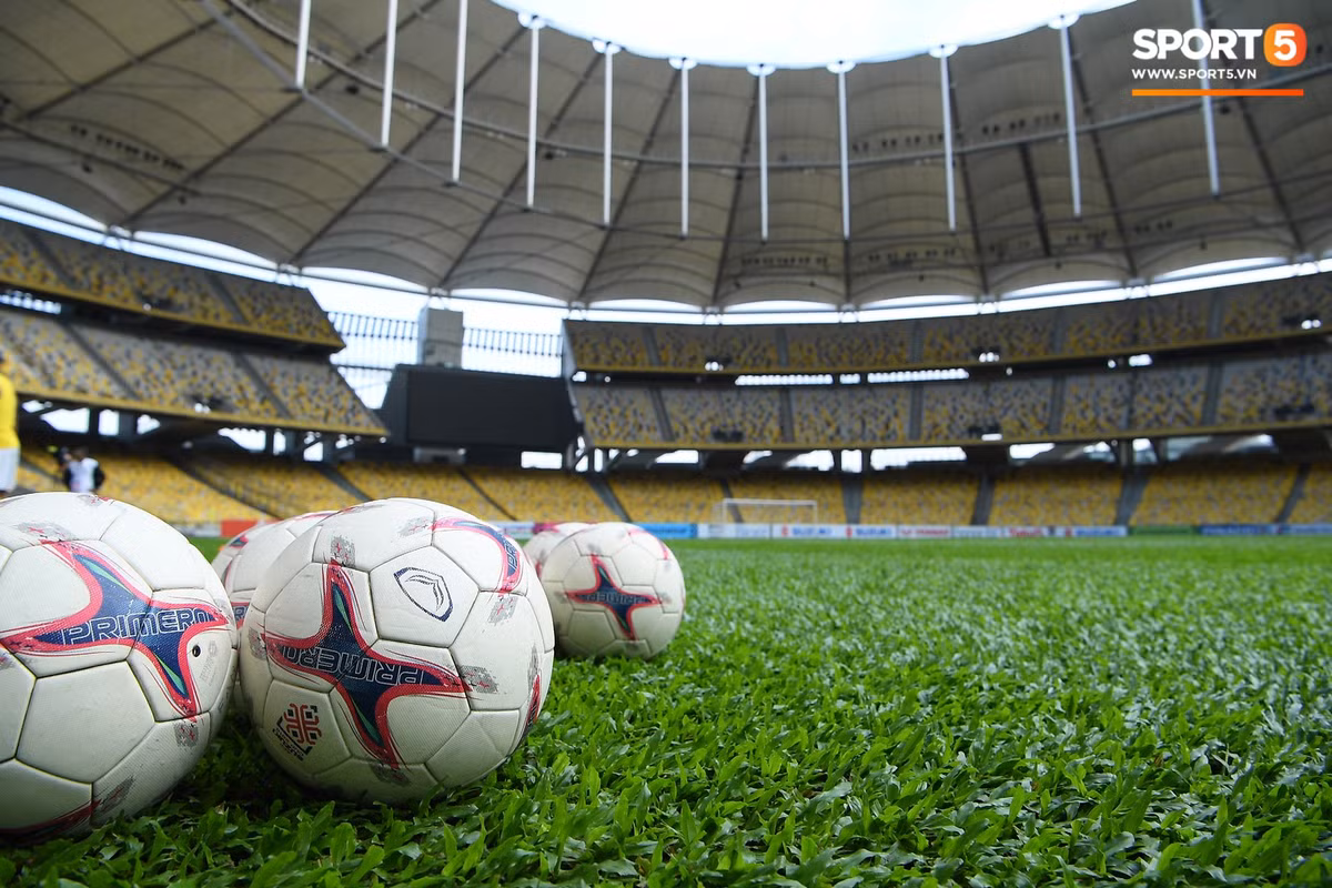 Theo Cảnh sát trưởng thành phố Kuala Lumpur ở thời điểm hiện tại mọi công tác an ninh chuẩn bị cho trận Chung kết AFF cup 2018 đã hoàn tất, khi có tới 825 cảnh sát được huy động bảo đảm an ninh trận đấu tại sân vận động Bukit Jalil. Trong khi đó số khán giả tới sân ước tính sẽ lên đến 80.000 người, trong đó có cả hàng nghìn cổ động viên đến từ Việt Nam. Ảnh: vntintuc.net.