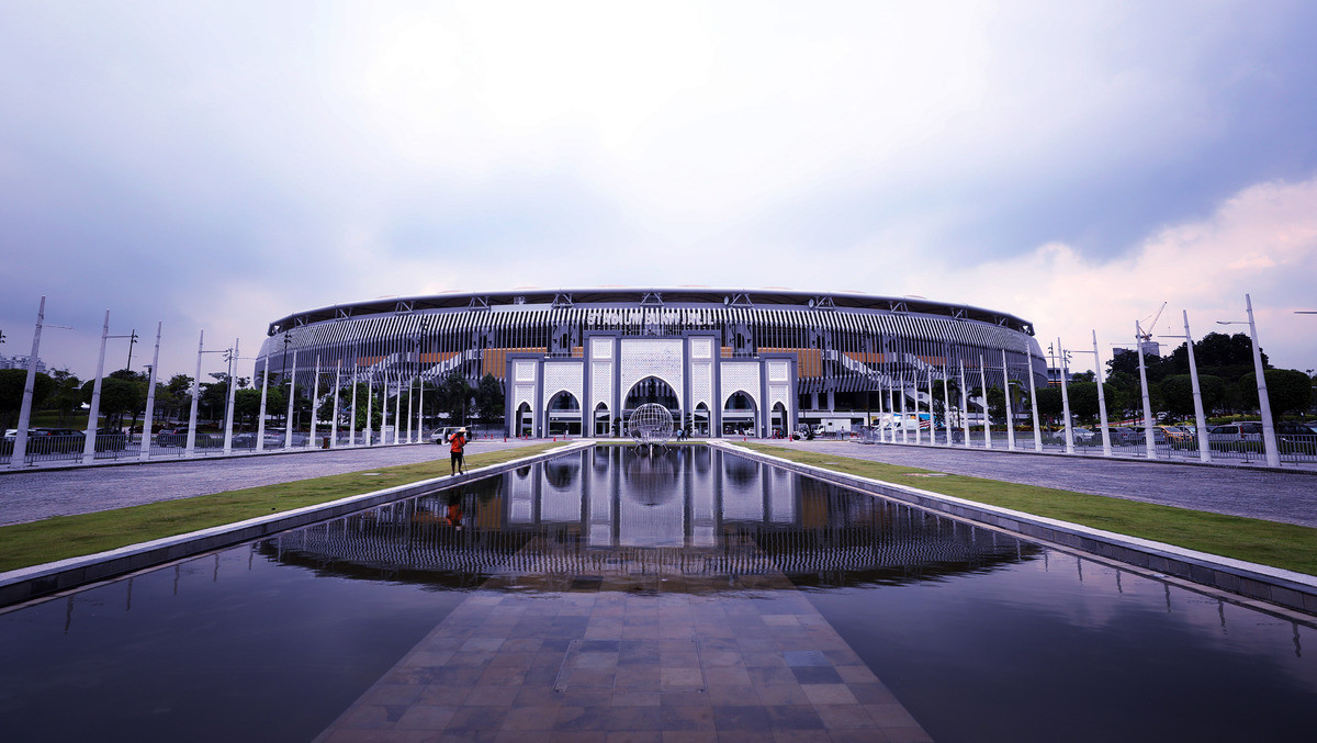 Trong khi đó thời tiết ở Kuala Lumpur hiện tại có khá nhiều bất lợi cho trận chung kết sẽ diễn ra vào 19h45 tối nay. Hiện tại bây giờ đang vào mùa mưa, trời sẽ mưa vào buổi chiều cho đến khoảng 8 giờ tối. Mặt cỏ ở sân Bukit Jalil đã được ban quản lý sửa sang và là phẳng, tạo điều kiện mặt sân tốt. Tuy nhiên nếu trận đấu diễn ra trong trời mưa thì chúng ta cũng gặp khá nhiều khó khăn. Ảnh: Đức Đồng/VNE.