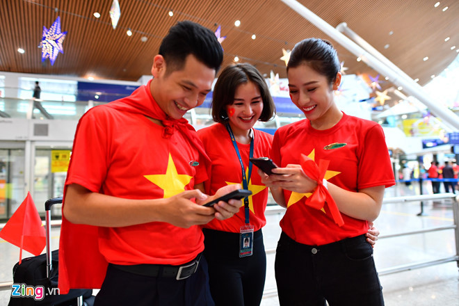 Ở Malaysia hiện tại không khí chuẩn bị cho trận Chung kết AFF cup 2018 đang lên rất cao, kiếm được một tấm vé để có thể vào sân Bukit Jalil cung rất khó khăn và cổ động viên Malaysia cũng phải săn vé khá vất vả như ở Việt Nam. Tuy nhiên, vẫn có những người may mắn mua được các tấm vé online từ Hiệp hội bóng đá Malaysia, ước tính khoảng 40.000 vé đã được bán ra. Ảnh: Zing News.