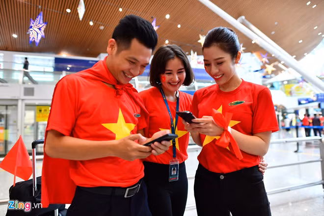 Ở Malaysia hiện tại không khí chuẩn bị cho trận Chung kết AFF cup 2018 đang lên rất cao, kiếm được một tấm vé để có thể vào sân Bukit Jalil cung rất khó khăn và cổ động viên Malaysia cũng phải săn vé khá vất vả như ở Việt Nam. Tuy nhiên, vẫn có những người may mắn mua được các tấm vé online từ Hiệp hội bóng đá Malaysia, ước tính khoảng 40.000 vé đã được bán ra. Ảnh: Zing News.