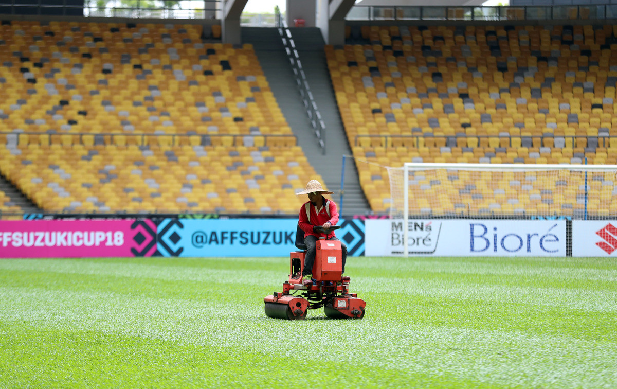 Chính vì lý do này mà ban tổ chức sân Bukit Jalil cũng đã dành riêng một khu vực khá đẹp trong khán đài E, có rào chắn 4 phía cho riêng CĐV Việt Nam. Sức chứa của khu vực này là từ 6.000 tới 7.000 chỗ ngồi. Giới chức Malaysia hy vọng biện pháp này sẽ hạn chế được các cuộc đụng độ không đáng có từ cổ động viên hai bên, nhất là từ các cổ động viên quá khích người Malaysia. Ảnh: Đức Đồng/VNE.