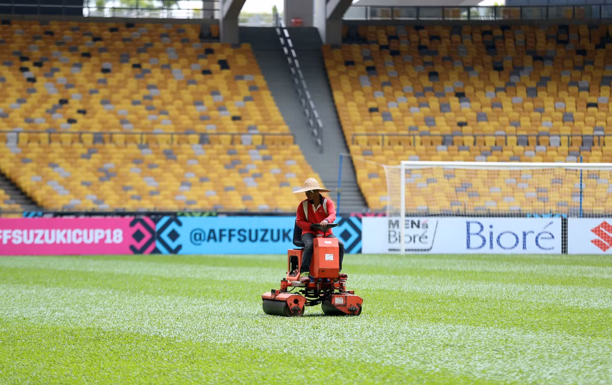 Chính vì lý do này mà ban tổ chức sân Bukit Jalil cũng đã dành riêng một khu vực khá đẹp trong khán đài E, có rào chắn 4 phía cho riêng CĐV Việt Nam. Sức chứa của khu vực này là từ 6.000 tới 7.000 chỗ ngồi. Giới chức Malaysia hy vọng biện pháp này sẽ hạn chế được các cuộc đụng độ không đáng có từ cổ động viên hai bên, nhất là từ các cổ động viên quá khích người Malaysia. Ảnh: Đức Đồng/VNE.
