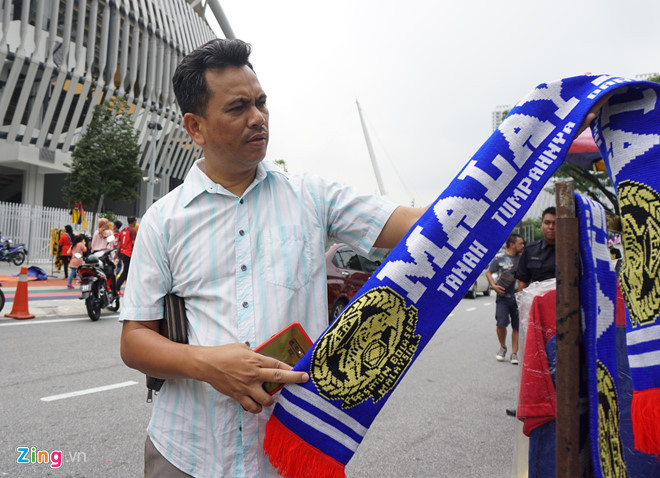 Liên đoàn Bóng đá Việt Nam cũng phát đi thông báo hướng dẫn bảo đảm an toàn cho các cổ động viên Việt Nam đến Kuala Lumpur theo dõi trận chung kết lượt đi AFF Cup 2018 sau sự cố xung đột không đáng có ở vòng bảng giữa cổ động viên Myanmar và Malaysia. Các nhà chức trách Malaysia cũng đã tăng cường lực lượng an ninh để bảo đảm an toàn cho trận đấu và người hâm mộ Việt Nam. Ảnh: Zing News.