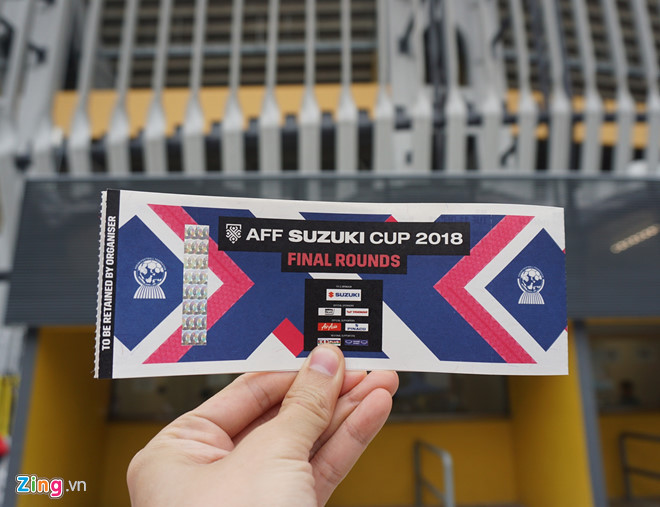 Một chiếc vé vào sân Bukit Jalil được bán ra chỉ có giá từ 40 đến 50 MYR nhưng nếu bán lại cho phe vé sẽ có giá cao hơn gấp 6 lần. Nhiều người cho biết sẵn sàng nhượng lại vé nếu được giá. Được biết, giá vé chợ đen cho trận Chung kết AFF cup 2018 rơi vào khoảng 300 MYR/vé (1,6 triệu đồng) hoặc 600 MYR/cặp (3,3 triệu đồng). Ảnh: Zing News.