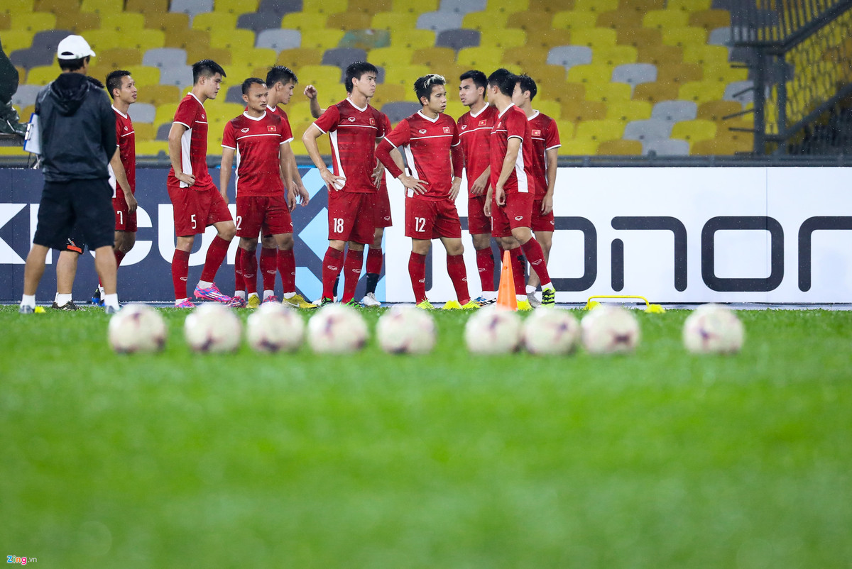 Lần gần nhất đội tuyển Việt Nam tới làm khách Malaysia ở AFF Cup, diễn ra năm 2014, CĐV chủ nhà đã có những hành động không đẹp trên sân Shah Alam. Họ tấn công dẫn đến cảnh đổ máu của khán giả khách trên khán đài, sau khi chứng kiến Malaysia thua 1-2. Ảnh: Zing News.