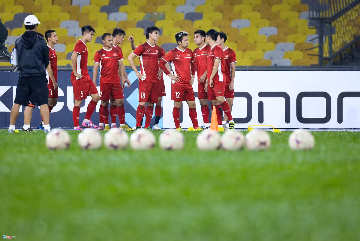 Lần gần nhất đội tuyển Việt Nam tới làm khách Malaysia ở AFF Cup, diễn ra năm 2014, CĐV chủ nhà đã có những hành động không đẹp trên sân Shah Alam. Họ tấn công dẫn đến cảnh đổ máu của khán giả khách trên khán đài, sau khi chứng kiến Malaysia thua 1-2. Ảnh: Zing News.