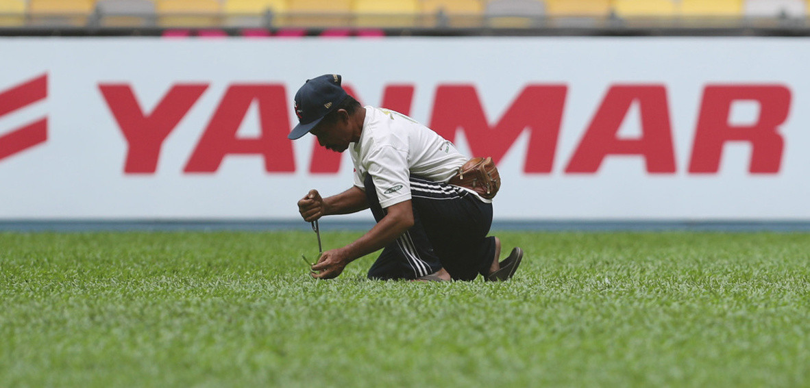 Một ngày trước trận chung kết lượt đi AFF Cup 2018, ban tổ chức sân đang tích cực chỉnh trang, sân có sức chứa 100.200 chỗ ngồi. Nhưng hiện tại, giảm xuống còn 88.000 chỗ - lớn nhất Đông Nam Á và top 10 thế giới. Theo đánh giá của giới chuyên môn, Bukit Jalil là sân vận động có mặt sân có chất lượng tốt nhất tại AFF Cup năm nay. Ảnh: Đức Đồng/VNE.
