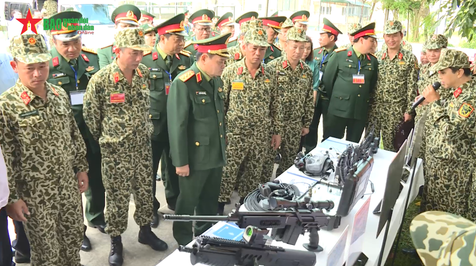 Ngoài các khí tài đặc chủng chất lượng cao nhập khẩu từ nhiều nước tiên tiến trên thế giới, Cục Kỹ thuật thuộc Binh chủng Đặc công cũng đã nghiên cứu sáng tạo cho ra đời nhiều vũ khí, công cụ hỗ trợ, phương tiện chiến đấu hiện đại như áo giáp, áo phao cơ cấu bám trên nhiều bề mặt nhà cao tầng cho công tác huấn luyện, diễn tập và trong các nhiệm vụ chống khủng bố. Nguồn ảnh: Quân đội Nhân dân.