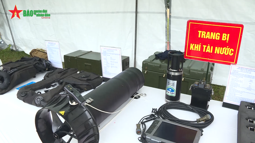 Trong ảnh là bộ khí tài dưới nước cho phép chiến đấu viên có thể di chuyển, tiếp cận và theo dõi mục tiêu từ bên dưới mặt nước thay vì các cách thức chiến đấu thủ công như trước đây. Nguồn ảnh: Quân đội Nhân dân.