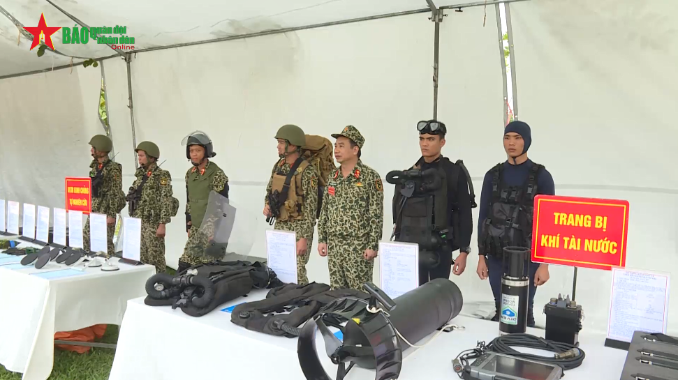 Hiện tại các trang bị mới đã phát huy tốt hiệu quả phù hợp với nhiệm vụ A2 và chống khủng bố, góp phần nâng cao sức mạnh chiến đấu của bộ đội Đặc công. Trong ảnh là một số trang bị tiêu chuẩn cho các đơn vị Đặc công bộ cho từng loại nhiệm vụ khác nhau, từ trên bộ, dưới nước cho đến cả đổ bộ đường không. Nguồn ảnh: Quân đội Nhân dân.