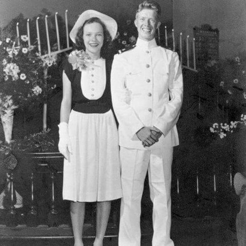 Cựu Tổng thống Mỹ Jimmy Carter và bà Rosalynn tổ chức hôn lễ vào ngày 7/7/1946 tại Plains, Georgia, nơi cả hai cùng lớn lên. Trong ảnh cưới, chú rể mặc đồng phục Hải quân còn cô dâu mặc một chiếc váy cưới dài đến đầu gối. Cặp đôi kỷ niệm 70 năm ngày cưới vào năm 2016.