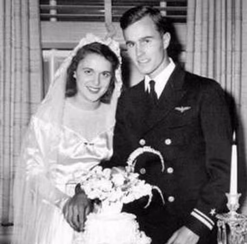 Lễ thành hôn của cựu Tổng thống George H.W. Bush (Bush cha) với bà Barbara diễn ra vào ngày 6/1/1945, nhân một chuyến nghỉ phép khi ông còn phục vụ trong quân đội. Trong lễ cưới tại Rye, New York, ông mặc quân phục Hải quân Mỹ. Chuyện tình 73 năm của họ được ví như "tiểu thuyết Shakespeare".
