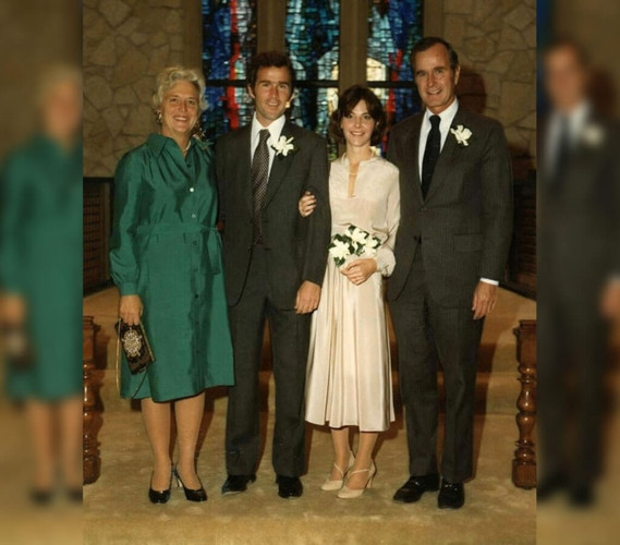 Tổng thống đời thứ 43 của Mỹ George W. Bush làm đám cưới cùng bà Laura vào ngày 5/11/1977 tại Texas. Cả hai đều lựa chọn trang phục tối giản trong ngày trọng đại của mình.