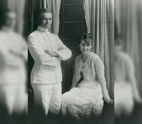 Đám cưới của cựu Tổng thống thứ 34 của nước Mỹ Dwight Eisenhower với bà Mamie Geneve Doud diễn ra vào ngày 1/7/1916 tại Denver, Colorado. Lúc đó bà Geneve Doud mới 19 tuổi, còn ông Dwight Eisenhower 25 tuổi và là trung úy quân đội. Sau lễ cưới, cặp đôi đã dành nhiều thời gian đi du lịch cùng với nhau.