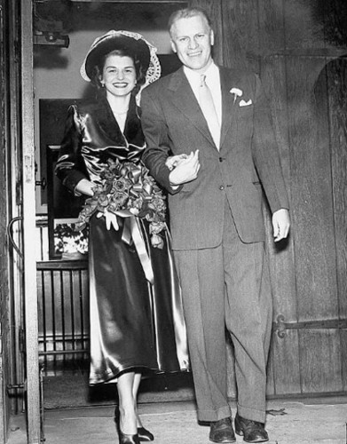 Cựu Tổng thống thứ 38 của nước Mỹ Gerald R. Ford kết hôn với cô dâu Elizabeth Anne Bloomer và ngày 15/10/1948 tại Grand Rapids, Michigan sau một năm gặp gỡ. Không giống như hầu hết các cô dâu, bà Bloomer mặc bộ váy màu đen trong ngày cưới.