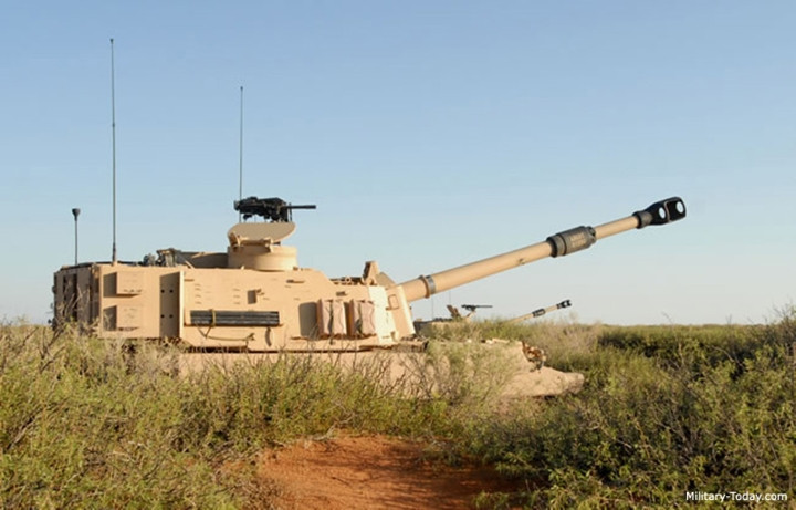 Excalibur có tầm bắn tối đa 40 km. Về mặt lý thuyết, M109A7 bắn đạn Excalibur cho nổ trên không có thể sử dụng cho nhiệm vụ phòng không. Ảnh: Military-Today.